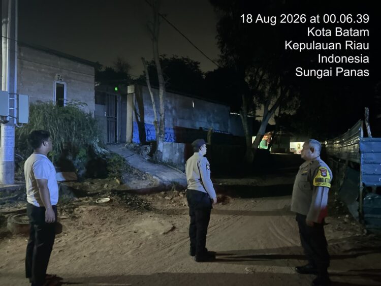 Laporan masyarakat melalui layanan Polisi 110 terkait musik bervolume besar di kawasan Baloi Kolam, Batam Kota, langsung ditindaklanjuti personel Polsek Batam Kota, Selasa (18/08/26) dini hari.
Foto: Polresta Barelang