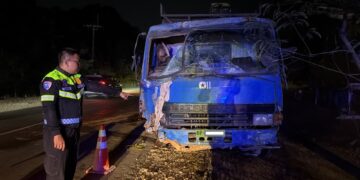 Sebuah lori truk crane mengalami kecelakaan tunggal di Jalan Hasanudin, Kelurahan Batu Besar, Kecamatan Nongsa, Batam, Rabu (19/08/26)
Foto: Polresta Barelang