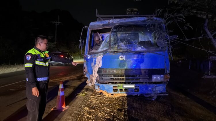 Sebuah lori truk crane mengalami kecelakaan tunggal di Jalan Hasanudin, Kelurahan Batu Besar, Kecamatan Nongsa, Batam, Rabu (19/08/26)
Foto: Polresta Barelang