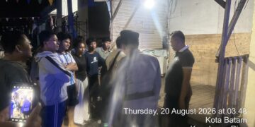 Personel gabungan Polsek Batu Aji bersama Piket Samapta 2 Polresta Barelang mengamankan seorang terduga pelaku pencurian di kawasan Perumahan Marina Green, Kelurahan Tanjung Uncang, Kecamatan Batu Aji, Batam, Kamis (20/08/26)
Foto: Polresta Barelang