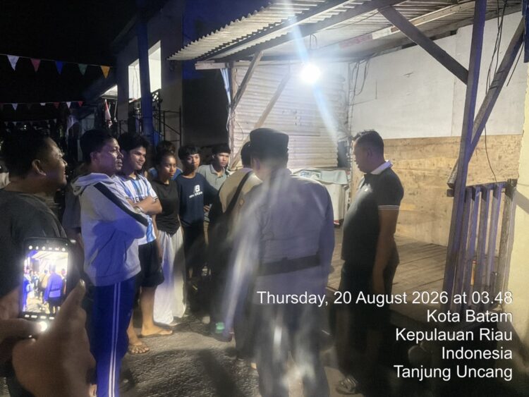 Personel gabungan Polsek Batu Aji bersama Piket Samapta 2 Polresta Barelang mengamankan seorang terduga pelaku pencurian di kawasan Perumahan Marina Green, Kelurahan Tanjung Uncang, Kecamatan Batu Aji, Batam, Kamis (20/08/26)
Foto: Polresta Barelang