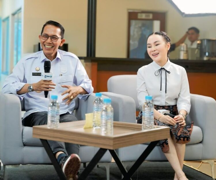 Kepala BP Batam, Amsakar Achmad bersama Wakil Kepala BP Batam, Li Claudia Chandra.
Foto: BP Batam