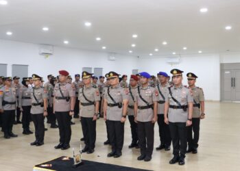 Polresta Barelang melakukan penyegaran organisasi dengan menggelar Upacara Serah Terima Jabatan 2 Pejabat Utama dan 4 Kapolsek jajaran. Upacara dipimpin langsung Kapolresta Barelang, Kombes Pol Anggoro Wicaksono, S.H., S.I.K., M.H., di Rupatama Wicaksana Laghawa Lantai II Polresta Barelang, Sabtu [22/08/26].
Foto: Polresta Barelang