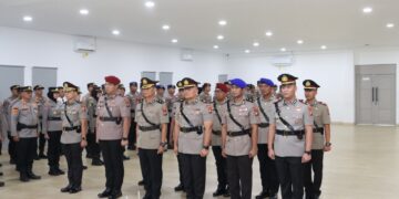 Polresta Barelang melakukan penyegaran organisasi dengan menggelar Upacara Serah Terima Jabatan 2 Pejabat Utama dan 4 Kapolsek jajaran. Upacara dipimpin langsung Kapolresta Barelang, Kombes Pol Anggoro Wicaksono, S.H., S.I.K., M.H., di Rupatama Wicaksana Laghawa Lantai II Polresta Barelang, Sabtu [22/08/26].
Foto: Polresta Barelang