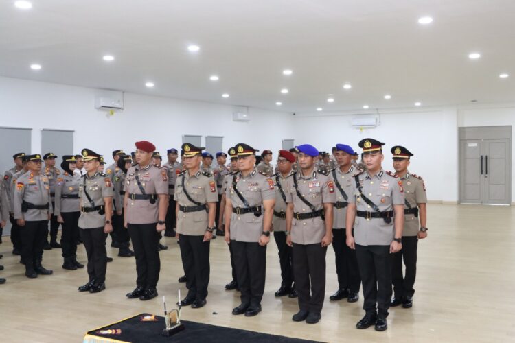 Polresta Barelang melakukan penyegaran organisasi dengan menggelar Upacara Serah Terima Jabatan 2 Pejabat Utama dan 4 Kapolsek jajaran. Upacara dipimpin langsung Kapolresta Barelang, Kombes Pol Anggoro Wicaksono, S.H., S.I.K., M.H., di Rupatama Wicaksana Laghawa Lantai II Polresta Barelang, Sabtu [22/08/26].
Foto: Polresta Barelang