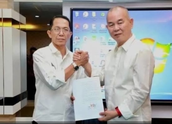 Walikota Batam, Amsakar Achmad Bersama Direktur PT. Usaha Jaya Karya Makmur (UJKM).
Saat Penandatanganan revitalisasi atau Kerja Sama Pemanfaatan (KSP) aset Pasar Induk Jodoh (Pasar Induk Batam) pada 17 Maret 2026
Foto: Istimewa