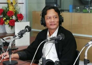 Ketua Kelompok Diskusi Anti 86 yang akrab disapa Cak Tain, saat menjadi narasumber dialog _Batam Pagi Ini_ di RRI Batam, Rabu [27/8/2026].
Foto: Istimewa/AI