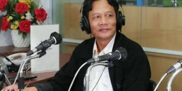 Ketua Kelompok Diskusi Anti 86 yang akrab disapa Cak Tain, saat menjadi narasumber dialog _Batam Pagi Ini_ di RRI Batam, Rabu [27/8/2026].
Foto: Istimewa/AI