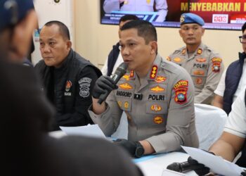 Polresta Barelang berhasil mengungkap kasus pembunuhan terhadap seorang perempuan berinisial S yang jasadnya ditemukan di kawasan Hutan Mentarau, Kelurahan Patam Lestari, Kecamatan Sekupang. Tersangka adalah suami siri korban berinisial RD.
Foto: Polresta Barelang