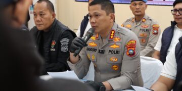Polresta Barelang berhasil mengungkap kasus pembunuhan terhadap seorang perempuan berinisial S yang jasadnya ditemukan di kawasan Hutan Mentarau, Kelurahan Patam Lestari, Kecamatan Sekupang. Tersangka adalah suami siri korban berinisial RD.
Foto: Polresta Barelang