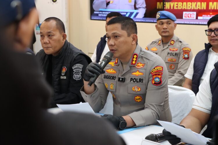 Polresta Barelang berhasil mengungkap kasus pembunuhan terhadap seorang perempuan berinisial S yang jasadnya ditemukan di kawasan Hutan Mentarau, Kelurahan Patam Lestari, Kecamatan Sekupang. Tersangka adalah suami siri korban berinisial RD.
Foto: Polresta Barelang