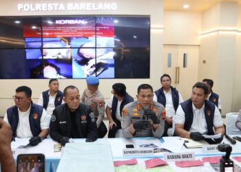 Pengungkapan kasus ini disampaikan Kapolresta Barelang Kombes Pol. Anggoro Wicaksono, S.H., S.I.K., M.H. dalam konferensi pers di Lobby Mapolresta Barelang, Rabu [26/08/26]
Foto: Polresta Barelang