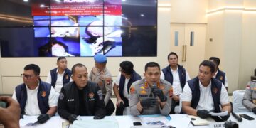 Pengungkapan kasus ini disampaikan Kapolresta Barelang Kombes Pol. Anggoro Wicaksono, S.H., S.I.K., M.H. dalam konferensi pers di Lobby Mapolresta Barelang, Rabu [26/08/26]
Foto: Polresta Barelang