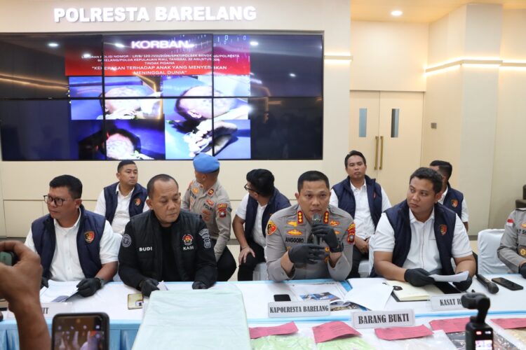 Pengungkapan kasus ini disampaikan Kapolresta Barelang Kombes Pol. Anggoro Wicaksono, S.H., S.I.K., M.H. dalam konferensi pers di Lobby Mapolresta Barelang, Rabu [26/08/26]
Foto: Polresta Barelang