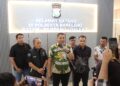 Polresta Barelang berhasil mengungkap kasus pencurian sepeda motor yang sempat viral di media sosial. Dua pelaku utama beserta satu orang penadah berhasil diamankan tim gabungan. (28/08/26)
Foto: Polresta Barelang