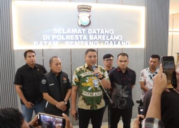Polresta Barelang berhasil mengungkap kasus pencurian sepeda motor yang sempat viral di media sosial. Dua pelaku utama beserta satu orang penadah berhasil diamankan tim gabungan. (28/08/26)
Foto: Polresta Barelang