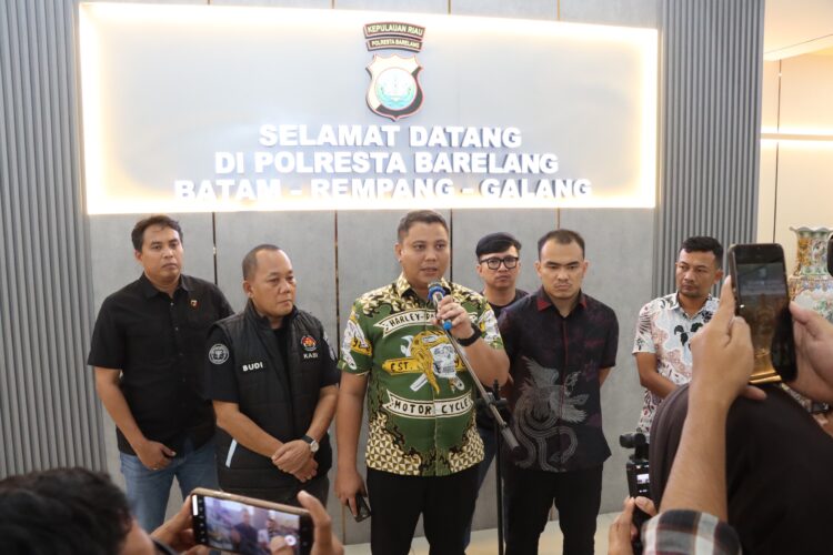 Polresta Barelang berhasil mengungkap kasus pencurian sepeda motor yang sempat viral di media sosial. Dua pelaku utama beserta satu orang penadah berhasil diamankan tim gabungan. (28/08/26)
Foto: Polresta Barelang