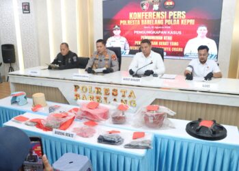 Tim gabungan Polresta Barelang berhasil mengungkap dan menangkap pelaku tindak pidana pembunuhan dalam waktu kurang dari enam jam. Konferensi pers pengungkapan digelar di Aula Wicaksana Laghawa Lantai 2 Polresta Barelang, Senin [31/08/26]
Foto: Polresta Barelang