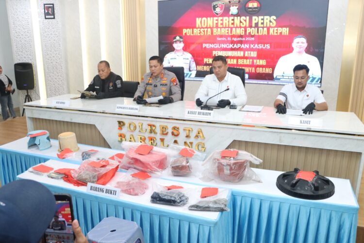 Tim gabungan Polresta Barelang berhasil mengungkap dan menangkap pelaku tindak pidana pembunuhan dalam waktu kurang dari enam jam. Konferensi pers pengungkapan digelar di Aula Wicaksana Laghawa Lantai 2 Polresta Barelang, Senin [31/08/26]
Foto: Polresta Barelang