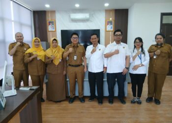 Foto bersama Kadis Kominfo Kepri Hendri Kurniadi beserta jajaran dan Tim PDSI BP Batam usai pertemuan. (Putra/DISKOMINFO KEPRI)