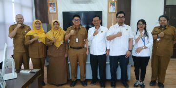 Foto bersama Kadis Kominfo Kepri Hendri Kurniadi beserta jajaran dan Tim PDSI BP Batam usai pertemuan. (Putra/DISKOMINFO KEPRI)