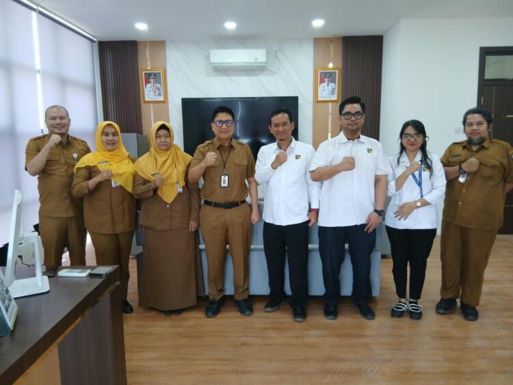 Foto bersama Kadis Kominfo Kepri Hendri Kurniadi beserta jajaran dan Tim PDSI BP Batam usai pertemuan. (Putra/DISKOMINFO KEPRI)