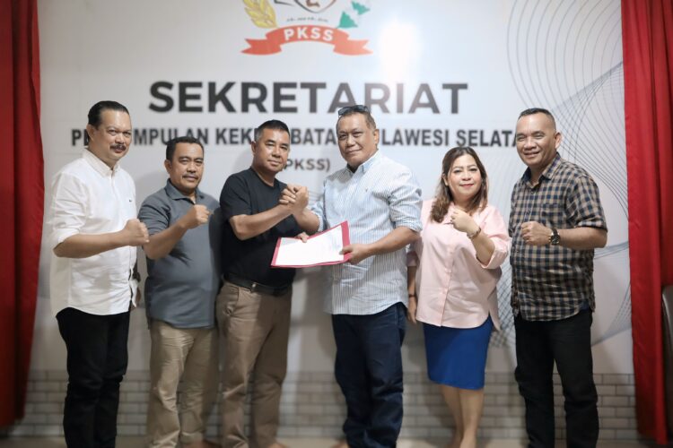 SK kepengurusan diserahkan langsung Ketua DPW PKSS Kepri Eko Santoso, S.E., bersama Sekretaris DPW PKSS Kepri Sarti R. Pongsitanan, S.E. Prosesi penyerahan turut didampingi Ketua Umum DPP PKSS, Akhmad Rosano dan Sekretaris Jenderal DPP PKSS, H. Masrur Amin, SH., MH,. di Kantor Sekretariat PKSS, Orchard Park kota Batam, Kamis (03/09/26).
Foto: PKSS