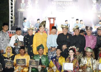 Amsakar saat menghadiri penutupan Sembang Budaye Lembaga Adat Melayu (LAM) enam kecamatan wilayah timur di Lapangan Bola Legenda Malaka, Kelurahan Baloi Permai, Kecamatan Batam Kota, Minggu (13/9/2026)
Foto: mediacenterbatam