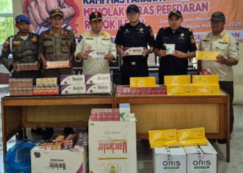 Bea Cukai Meulaboh bersama Satuan Polisi Pamong Praja dan Wilayatul Hisbah (Satpol PP dan WH) Kabupaten Aceh Selatan kembali melakukan penindakan terhadap puluhan ribu batang rokok ilegal dalam operasi pasar gabungan yang digelar di sejumlah wilayah di Kabupaten Aceh Selatan. (03/09/26).
Foto: BC Aceh