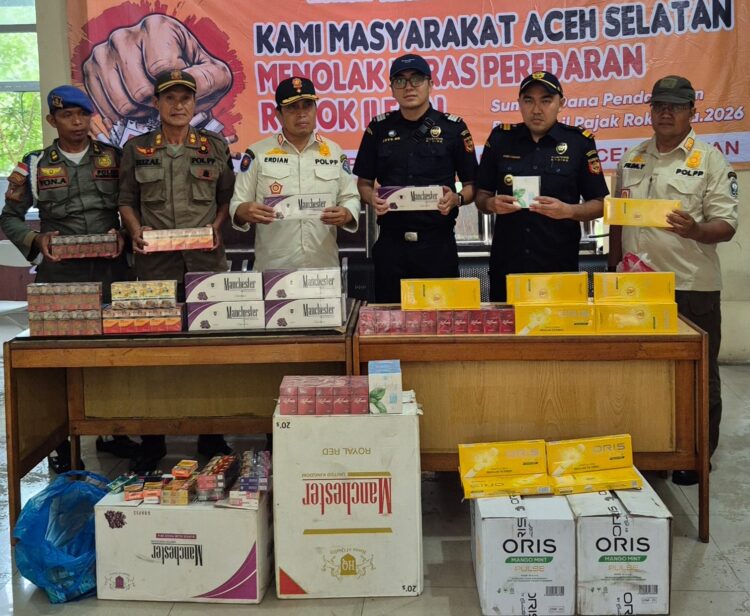 Bea Cukai Meulaboh bersama Satuan Polisi Pamong Praja dan Wilayatul Hisbah (Satpol PP dan WH) Kabupaten Aceh Selatan kembali melakukan penindakan terhadap puluhan ribu batang rokok ilegal dalam operasi pasar gabungan yang digelar di sejumlah wilayah di Kabupaten Aceh Selatan. (03/09/26).
Foto: BC Aceh
