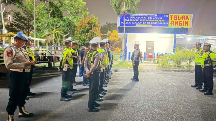 Polresta Barelang menggelar patroli Kegiatan Rutin yang Ditingkatkan (KRYD) gabungan skala besar untuk mengantisipasi aksi balap liar, tindak pidana pencurian dengan pemberatan (curat),
(04/09/26).
Foto: Polresta Barelang