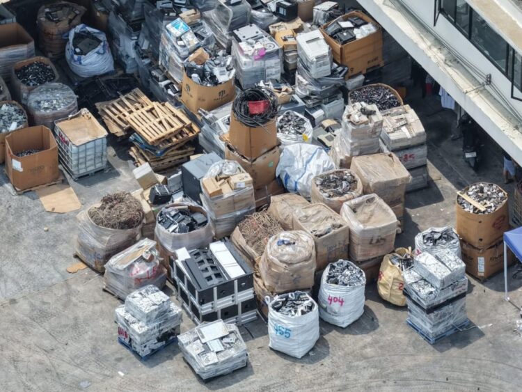 Basel Action Network BAN bersama dua organisasi lingkungan Indonesia, Nexus3 Foundation dan Ecoton, mengungkapkan temuan tiga kontainer yang diduga berisi e-waste di dalam area PT Esun International Utama Indonesia (PT Esun).
Foto: Istimewa