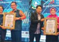 Gubernur Kepulauan Riau (Kepri) Ansar Ahmad dan Sekretaris Daerah Provinsi Kepri Misni menerima penghargaan dalam Malam Apresiasi Hari Ulang Tahun (HUT) ke-5 Asosiasi Media Siber Indonesia (AMSI) Kepri di Nite & Day Laguna Hotel, Tanjungpinang, Sabtu (26/09/26).
Foto: kepriprov.go.id