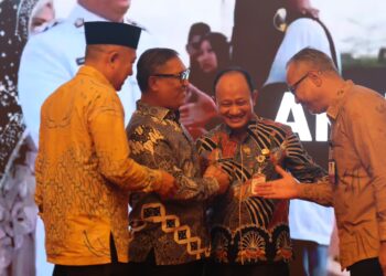 Wakil Gubernur Kepulauan Riau (Kepri), Nyanyang Haris Pratamura, meluncurkan aplikasi Sistem Informasi Manajemen Aset, Keuangan dan Database Kendaraan (SIMAKDARA) di Aula Wan Seri Beni, Dompak, Kamis (22/10/26).
Foto: Kepriprov.go.id