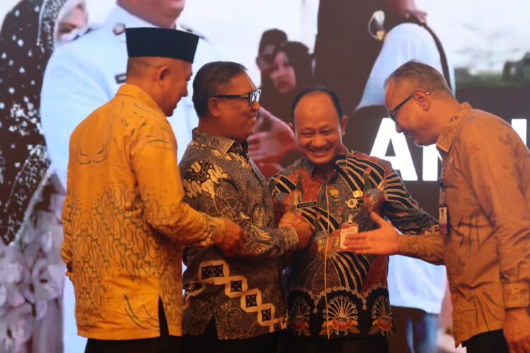 Wakil Gubernur Kepulauan Riau (Kepri), Nyanyang Haris Pratamura, meluncurkan aplikasi Sistem Informasi Manajemen Aset, Keuangan dan Database Kendaraan (SIMAKDARA) di Aula Wan Seri Beni, Dompak, Kamis (22/10/26).
Foto: Kepriprov.go.id