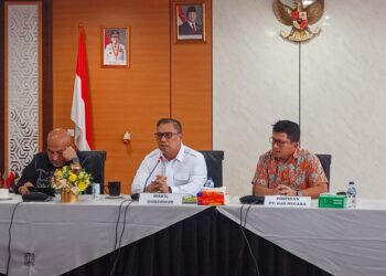 Wakil Gubernur Kepulauan Riau Nyanyang Haris Pratamura memimpin rapat koordinasi bersama PT Perusahaan Gas Negara (PGN) Area Batam di Ruang Rapat Lantai 5 Graha Kepri, Kota Batam, Rabu (21/10/26).
Foto: Kepriprov.go.id
