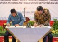 Penandatanganan Perjanjian Pengikatan Ganti Kerugian dalam rangka pengadaan tanah untuk kepentingan umum antara ANTAM dan Pemprov Kepri di Tanjungpinang, Kamis (01/10/26).
Foto: Kepriprov.go.id