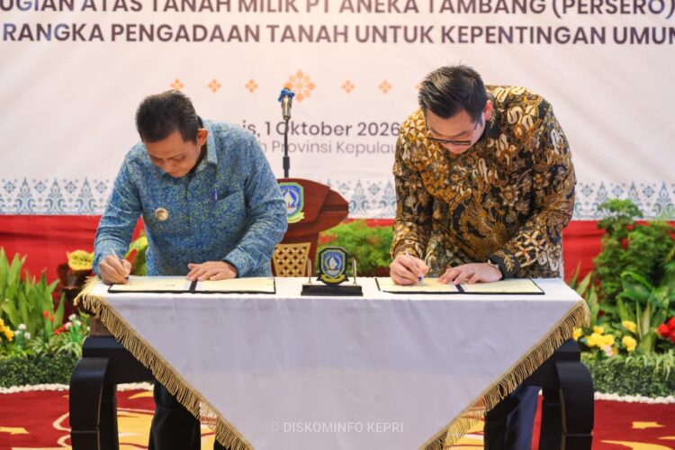Penandatanganan Perjanjian Pengikatan Ganti Kerugian dalam rangka pengadaan tanah untuk kepentingan umum antara ANTAM dan Pemprov Kepri di Tanjungpinang, Kamis (01/10/26).
Foto: Kepriprov.go.id