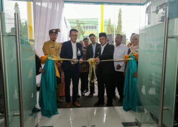 Gubernur Kepulauan Riau Ansar Ahmad meresmikan gedung baru Bank Syariah Indonesia (BSI) Kantor Cabang Tanjungpinang, Selasa (13/10/26).
Foto: Kepriprov.go.id