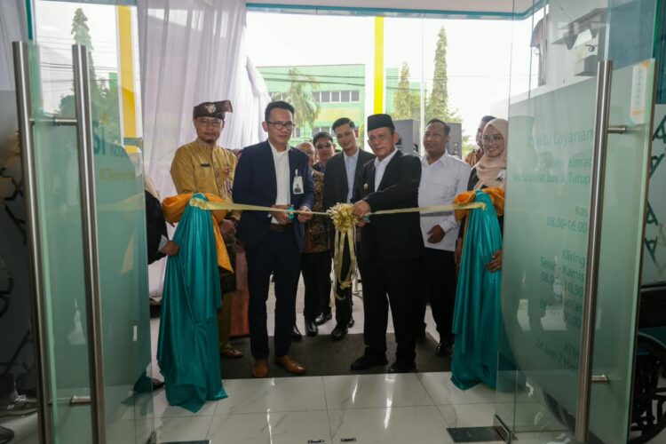 Gubernur Kepulauan Riau Ansar Ahmad meresmikan gedung baru Bank Syariah Indonesia (BSI) Kantor Cabang Tanjungpinang, Selasa (13/10/26).
Foto: Kepriprov.go.id