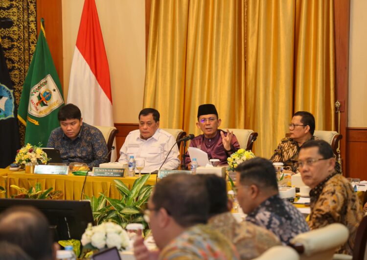Kunjungan Kerja Reses Komisi VI DPR RI yang dipimpin Wakil Ketua Komisi VI DPR RI Nurdin Halid bersama Gubernur Kepri Ansar Ahmad di Gedung Daerah, Tanjungpinang, Jumat (09/10/26).
Foto: Kepriprov.go.id