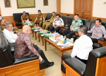 Peluang kerja sama tersebut dibahas saat Wali Kota Batam Amsakar Achmad menerima kunjungan jajaran Rektorat IPDN di Kantor Wali Kota Batam, Senin (05/10/26).
Foto: mediacenterbatam