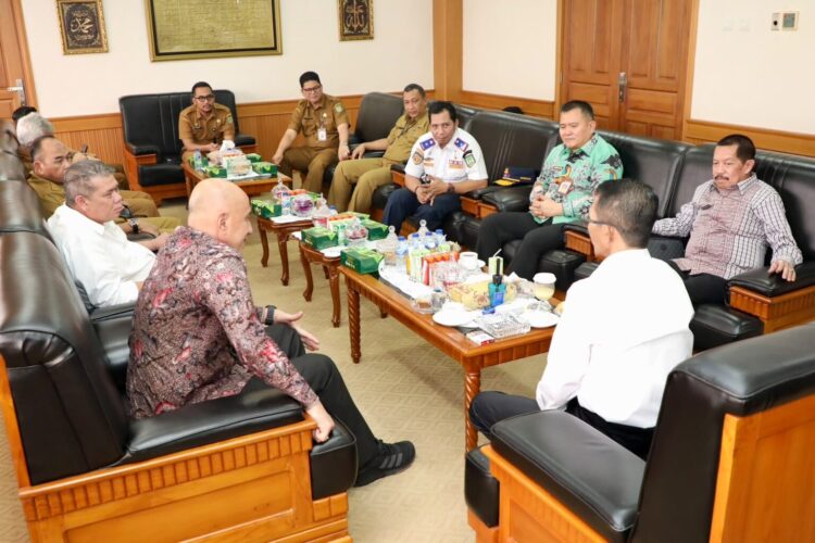 Peluang kerja sama tersebut dibahas saat Wali Kota Batam Amsakar Achmad menerima kunjungan jajaran Rektorat IPDN di Kantor Wali Kota Batam, Senin (05/10/26).
Foto: mediacenterbatam