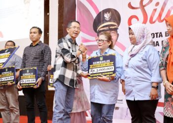 Amsakar dalam pertemuan bersama ketua RT, RW, Lembaga Pemberdayaan Masyarakat (LPM), dan tokoh masyarakat se-Kecamatan Bengkong di Golden Prawn, Selasa (06/10/2026).
Foto: mediacenterbatam