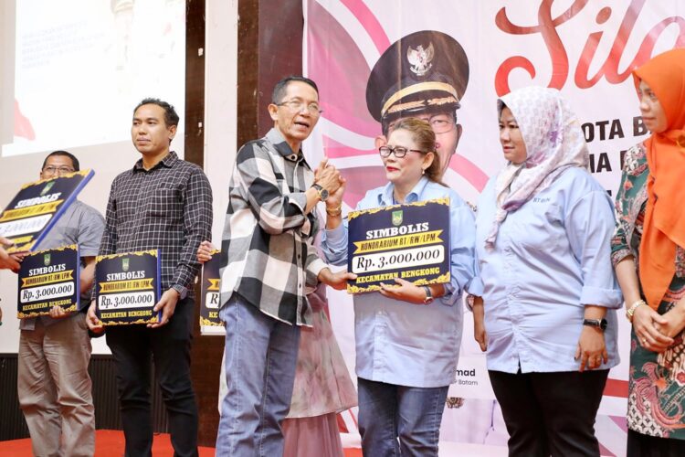 Amsakar dalam pertemuan bersama ketua RT, RW, Lembaga Pemberdayaan Masyarakat (LPM), dan tokoh masyarakat se-Kecamatan Bengkong di Golden Prawn, Selasa (06/10/2026).
Foto: mediacenterbatam