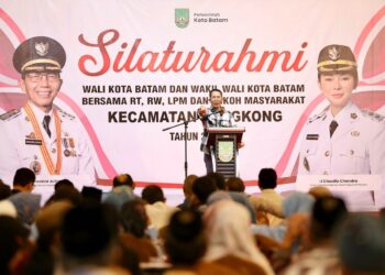 Wali Kota Batam Amsakar Achmad saat menerima aspirasi ketua RT, RW, Lembaga Pemberdayaan Masyarakat (LPM), dan tokoh masyarakat se-Kecamatan Bengkong di Golden Prawn, Selasa (06/10/26)
Foto: mediacenterbatam