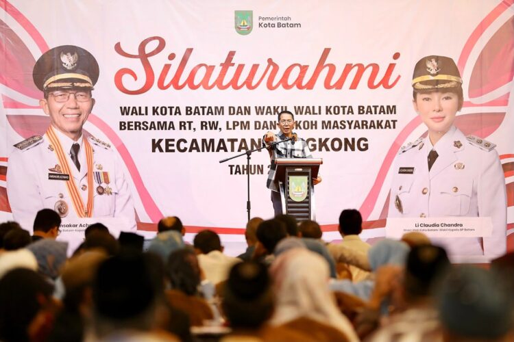 Wali Kota Batam Amsakar Achmad saat menerima aspirasi ketua RT, RW, Lembaga Pemberdayaan Masyarakat (LPM), dan tokoh masyarakat se-Kecamatan Bengkong di Golden Prawn, Selasa (06/10/26)
Foto: mediacenterbatam