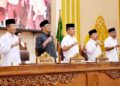 Amsakar Achmad, saat menyampaikan tanggapan dan jawaban pemerintah atas pandangan umum fraksi-fraksi DPRD terhadap Ranperda APBD Kota Batam Tahun Anggaran 2027 dalam rapat paripurna di Ruang Sidang Utama DPRD Kota Batam, Rabu (07/10/26).
Foto: mediacenterbatam