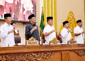 Amsakar Achmad, saat menyampaikan tanggapan dan jawaban pemerintah atas pandangan umum fraksi-fraksi DPRD terhadap Ranperda APBD Kota Batam Tahun Anggaran 2027 dalam rapat paripurna di Ruang Sidang Utama DPRD Kota Batam, Rabu (07/10/26).
Foto: mediacenterbatam