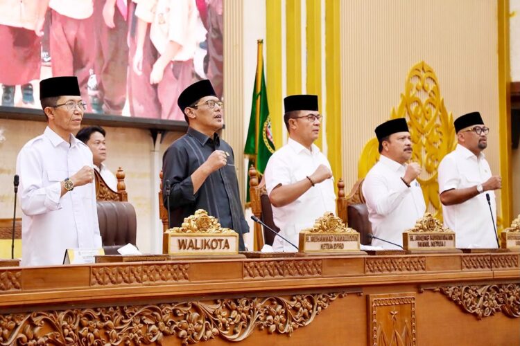 Amsakar Achmad, saat menyampaikan tanggapan dan jawaban pemerintah atas pandangan umum fraksi-fraksi DPRD terhadap Ranperda APBD Kota Batam Tahun Anggaran 2027 dalam rapat paripurna di Ruang Sidang Utama DPRD Kota Batam, Rabu (07/10/26).
Foto: mediacenterbatam